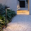 Borne Kobra solaire et rechargeable noire - Les Jardins - Valente Design - éclairée dans allée