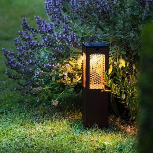 Borne solaire TRADITION 40cm - Les Jardins - Valente Design - éclairée de nuit à côté de plan de lavandes