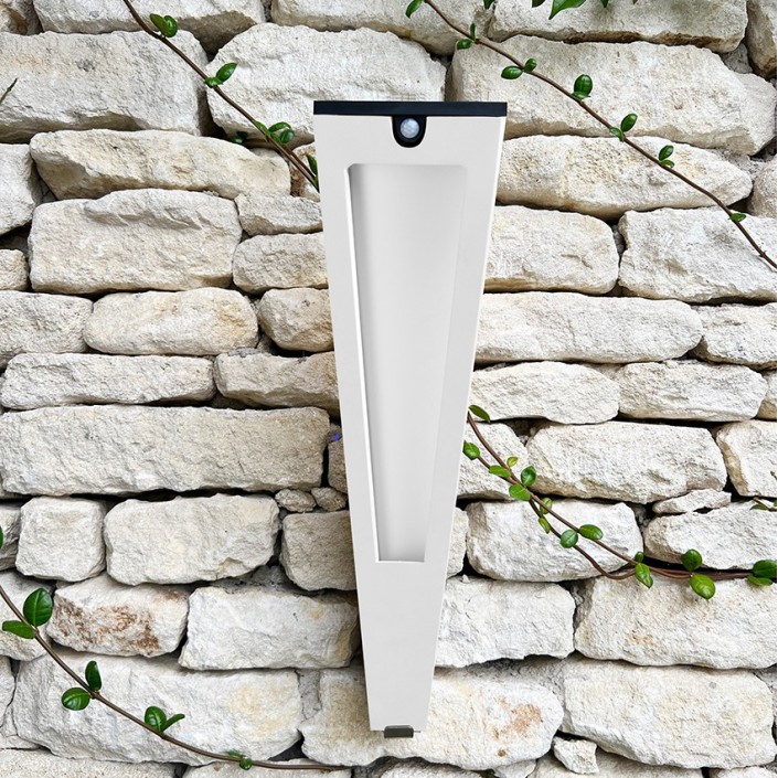 Applique torche solaire TINKA blanc - Les Jardins - Valente Design - posée en applique sur mur en pierre