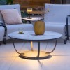 Table basse lumineuse solaire JET STREAM gris espace HPL - Les Jardins - Valente Design - éclairée sur terrasse