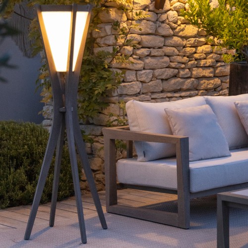 Lampadaire solaire Selva - Les Jardins - Valente Design - éclairé sur terrasse