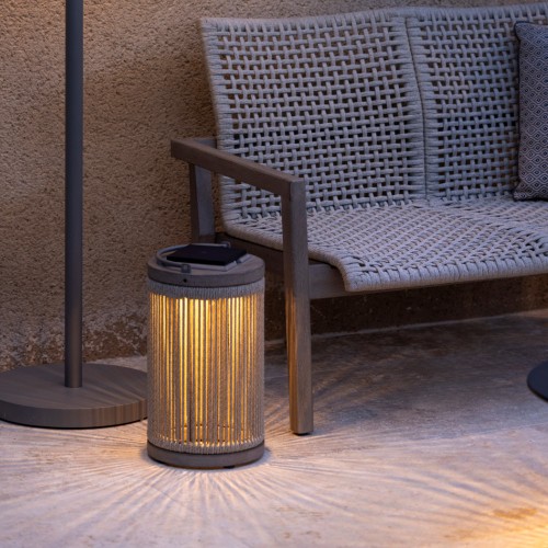 Lanterne ROP&STRIP solaire et rechargeable - Les Jardins - Valente Design - éclairée sur terrasse