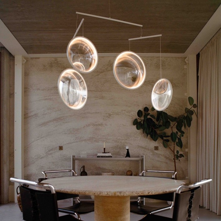 Suspension FOCUS x4 blanc DCW Editions - Valente Design - éclairée dans salle à manger