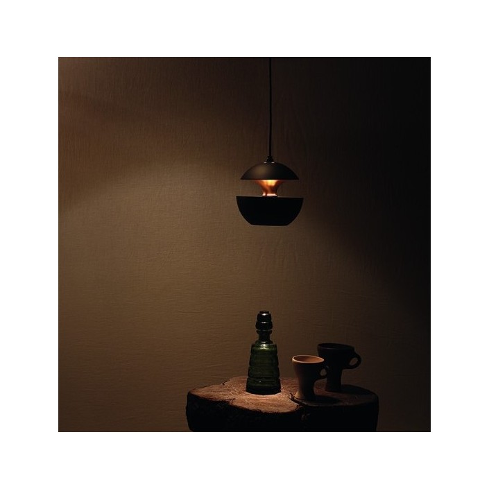 Suspension Here comes the sun 175 black and copper - DCW Editions - Valente Design - éclairée