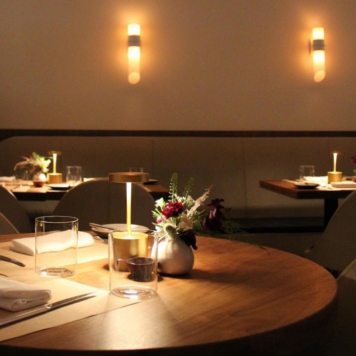 Lampe sans fil LUXCIOLE MINI or - Hisle - Valente Design - dans restaurant