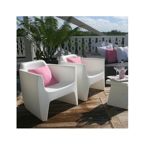 Terasse extérieur avec ensemble de fauteuil Translation de la marque Qui est Paul ? en vente chez Valente Design