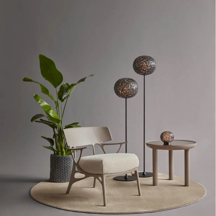 Fauteuil A.I. LOUNGE Bouclé Riccio blanc structure gris - Kartell - Valente Design - dans salon