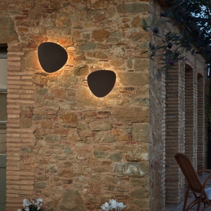 Appliques Tria 05 Outdoor marron graphite - Bover - Valente Design - éclairées sur mur de pierre