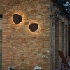 Appliques Tria 05 Outdoor marron graphite - Bover - Valente Design - éclairées sur mur de pierre