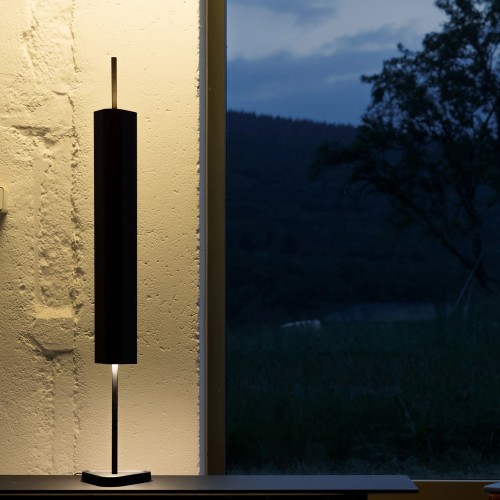 Lampe à poser Emi Table deep blue - Flos - Valente Design - éclairée sur table