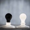 Lampe de table Light Bulb Foscarini - Valente Design - deux lampes allumés- blanche- noire- mise en scène intérieur