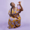 Lanterne solaire Lilac edition - Sonnenglas- mise en scène avec l'artiste Motsi Mabuse
