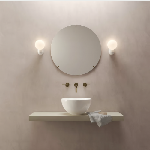 Applique Lyra Single Wall  blanc Astro Lighting - Valente Design - mise en scène dans salle de bain éclairée