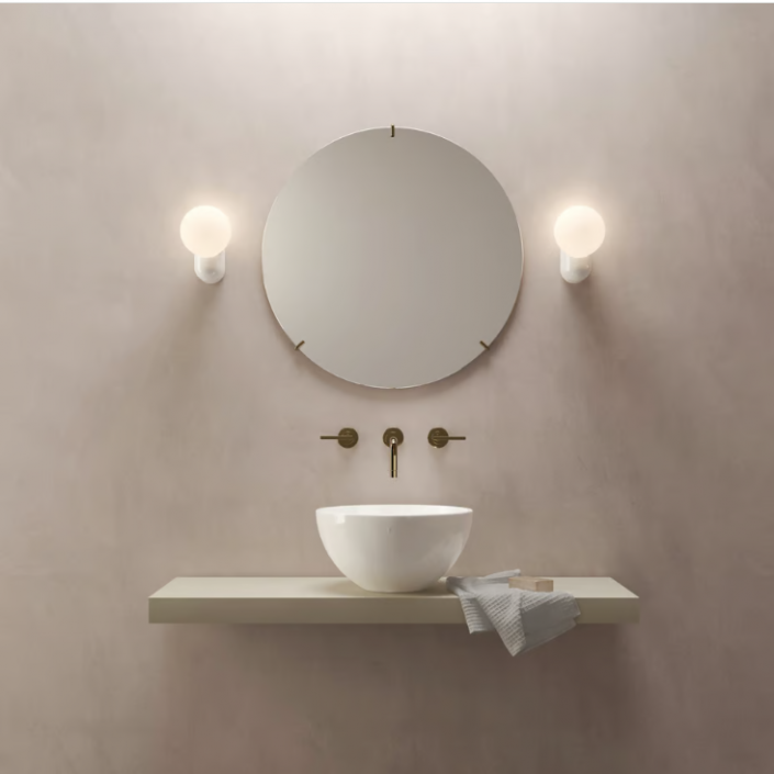 Applique Lyra Single Wall  blanc Astro Lighting - Valente Design - mise en scène dans salle de bain éclairée