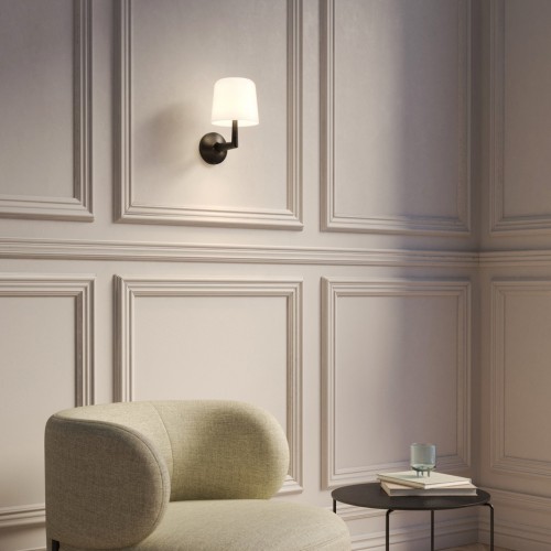 Applique murale Ella Wall - Astro - Valente Design - mise en scène dans salon noir