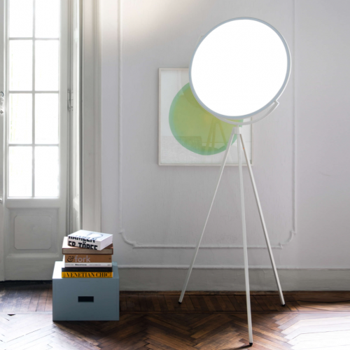 Lampadaire Superloon blanc mise en scène de flos