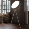 Lampadaire Superloon blanc mise en scène de flos