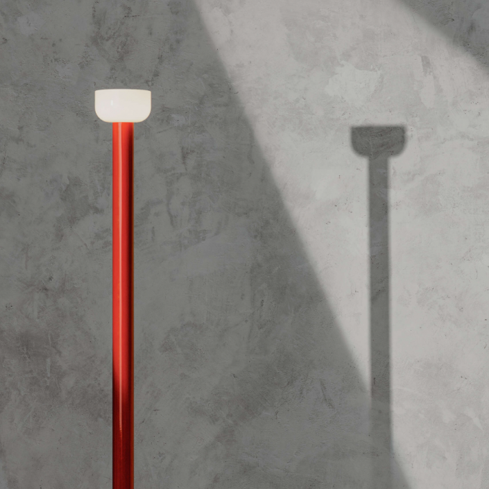 Lampadaire Bellhop rouge brique Flos Valente Design mise en scène