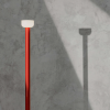 Lampadaire Bellhop rouge brique Flos Valente Design mise en scène