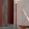 Lampadaire Bellhop rouge brique Flos Valente Design mise en scène