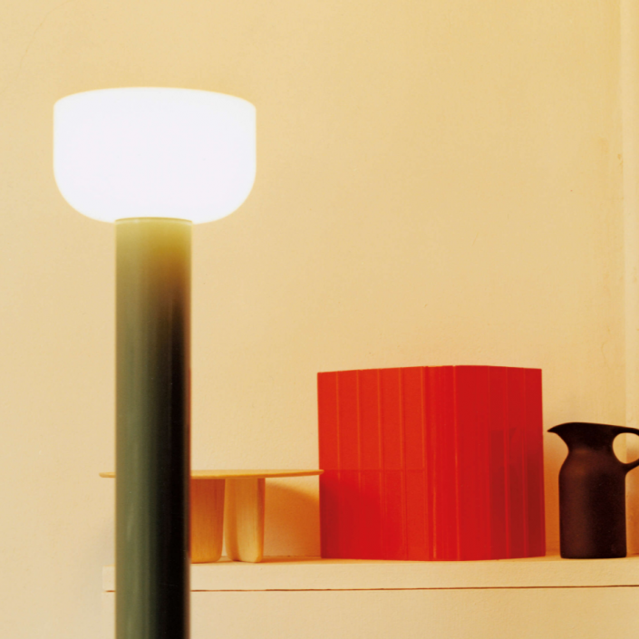 Lampadaire Bellhop vert Flos Valente Design mise en scène