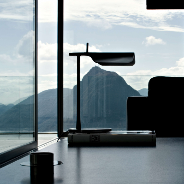 Lampe de table Tab T LED deep blue de flos Valente Design Edward Barder et Jay Osgerby sur bureau