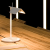 Lampe de table Tab T LED blanche de flos Valente Design Edward Barder et Jay Osgerby sur bureau