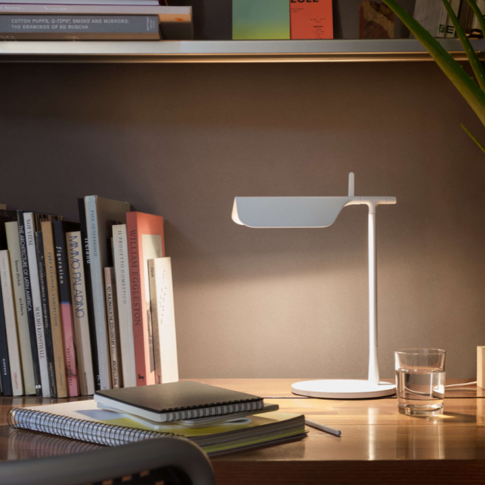 Lampe de table Tab T LED blanche de flos Valente Design Edward Barder et Jay Osgerby sur bureau