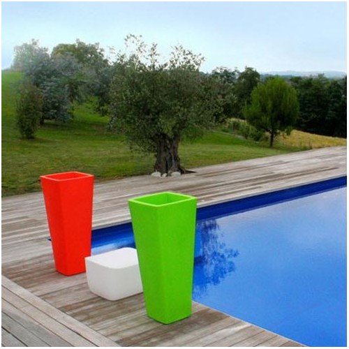 Décoration d'un bord de piscine avec des pots de fleurs All So Quiet de la marque Qui est Paul ? en vente chez Valente Design
