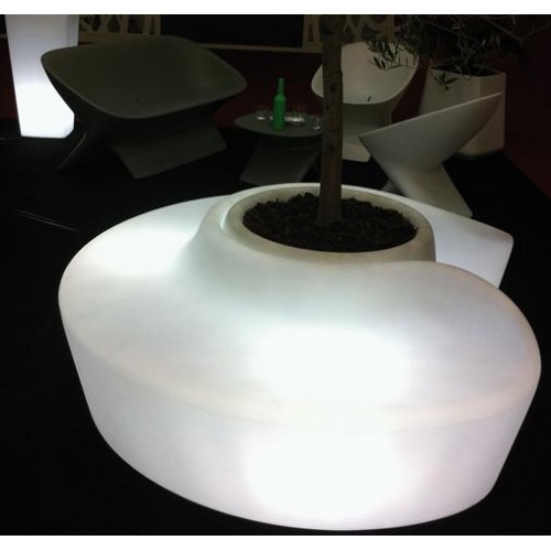 Illuminez votre jardin avec le mobilier pour nuit de la collection Sardana pour Qui Est Paul? disponible chez Valente Design