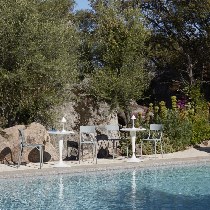 Chaises A.I LITE - KARTELL - mise en scène - finition gris