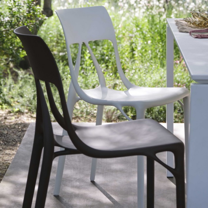 Chaises A.I LITE - KARTELL - mise en scène - finition noir et blanc