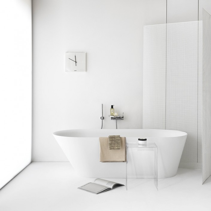 Horloge TIC & TAC blancheaccrochée dans une salle de bains - Kartell - Valentedesign.com