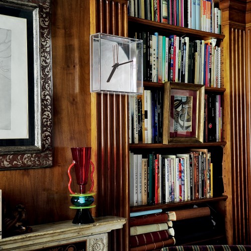 Horloge TIC & TAC chrome accrochée dans une bibliothèque - Kartell - Valentedesign.com