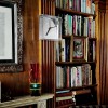 Horloge TIC & TAC chrome accrochée dans une bibliothèque - Kartell - Valentedesign.com