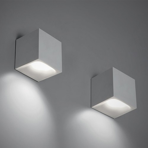 Deux appliques murales Aede d'Artemide en blanc, éclairage vers le bas