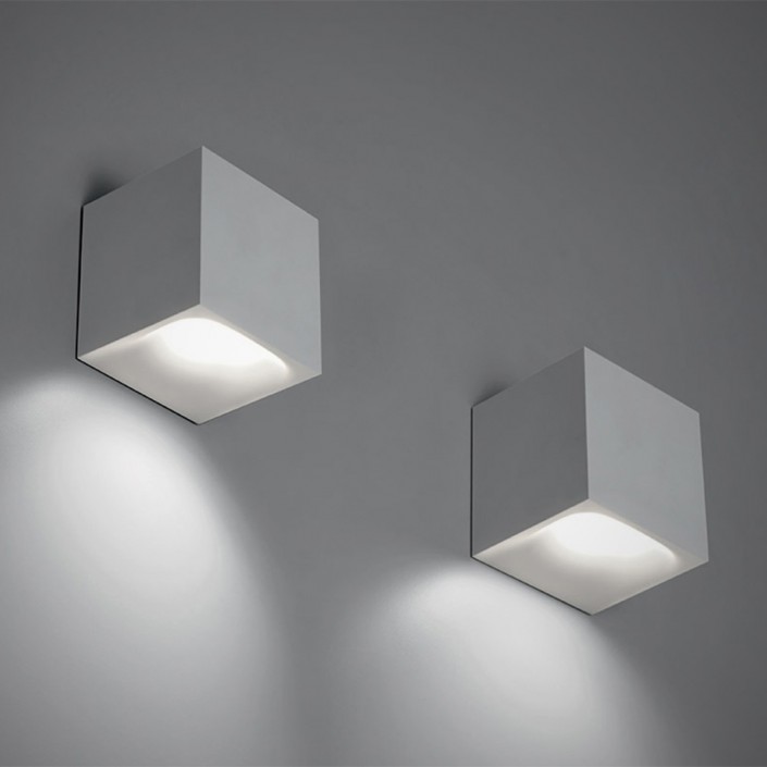 Deux appliques murales Aede d'Artemide en blanc, éclairage vers le bas