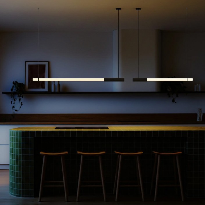 Suspension In Fine Pendant Horizontal 1600 et 1050 finition gris foncé DCW Éditions allumées au-dessus d'un îlot de cuisine