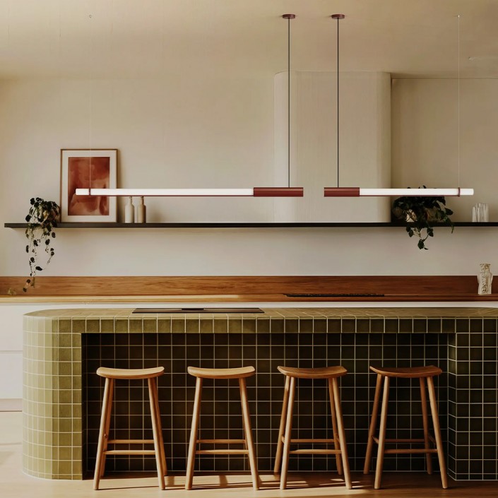 Suspension In Fine Pendant Horizontal 1600 et 1050 finition rouge DCW Éditions éteintes au-dessus d'un îlot de cuisine de jour