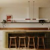Suspension In Fine Pendant Horizontal 1600 et 1050 finition rouge DCW Éditions éteintes au-dessus d'un îlot de cuisine de jour