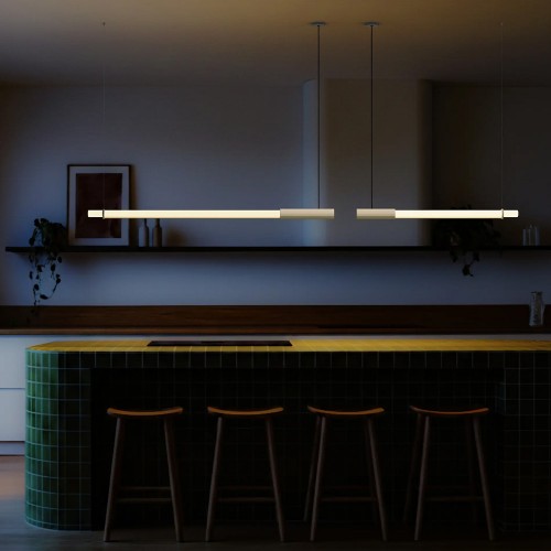 Suspension In Fine Pendant Horizontal 1600 et 1050 finition argent DCW Éditions allumées au-dessus d'un îlot de cuisine de nuit
