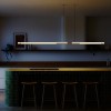 Suspension In Fine Pendant Horizontal 1600 et 1050 finition argent DCW Éditions allumées au-dessus d'un îlot de cuisine de nuit