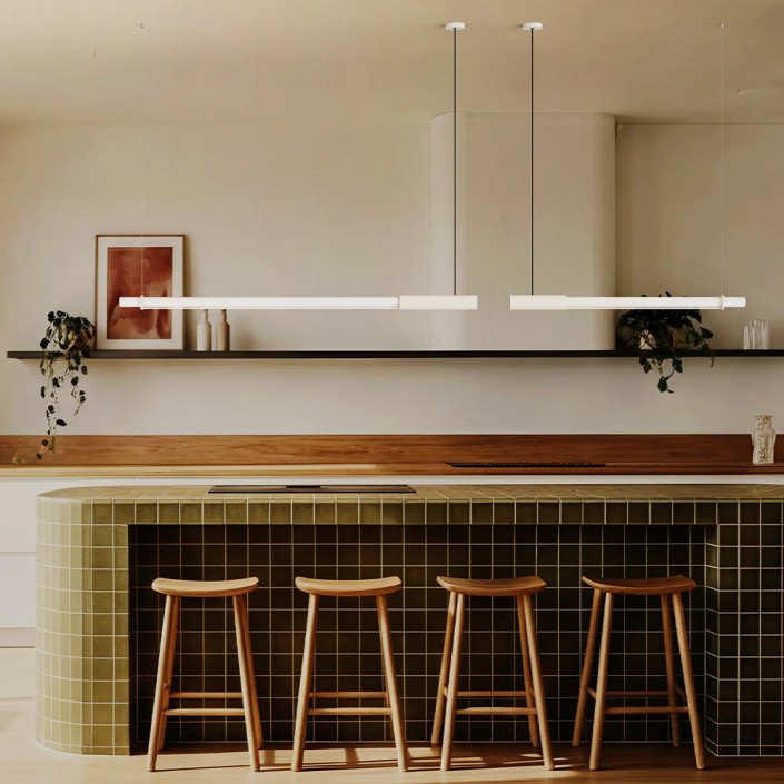 Suspension In Fine Pendant Horizontal 1600 et 1050 finition blanc DCW Éditions éteintes au-dessus d'un îlot de cuisine de jour