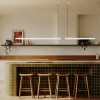Suspension In Fine Pendant Horizontal 1600 et 1050 finition blanc DCW Éditions éteintes au-dessus d'un îlot de cuisine de jour