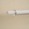 Gros plan sur l'extrémité d'une suspension In Fine Pendant Horizontal 1600 finition argent DCW Éditions éteinte