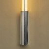 Applique de salle de bains In Fine Wall 1050 finition argent DCW Éditions allumée, gros plan sur l'embout