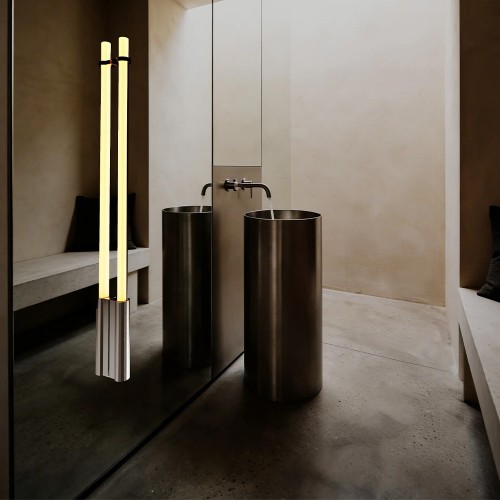 Applique de salle de bains In Fine Wall 1600 finition argent DCW Éditions allumée sur un miroir
