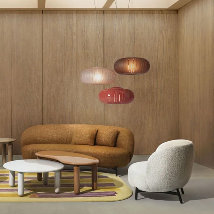 3 suspensions Teresa de Kartell finition orange, blanc et bordeaux dans un salon