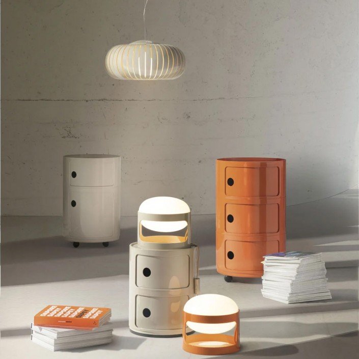 Suspension Teresa de Kartell finition gris tourterelle au-dessus de meubles Componibili et de lampes KD28