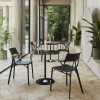 Lampe sans fil Goodnight Outdoor de Kartell finition chrome sur une terrasse extérieure
